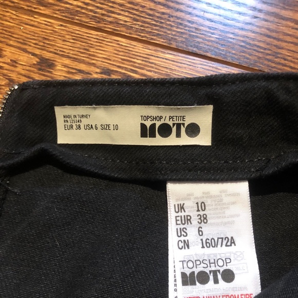 Cute skirt with racer stripes! - Picture 3 of 3